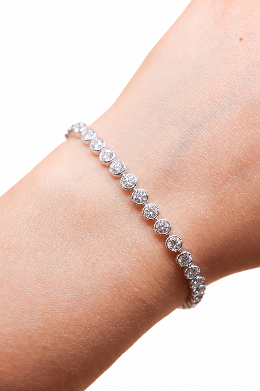 tennis bracelet with natural diamonds