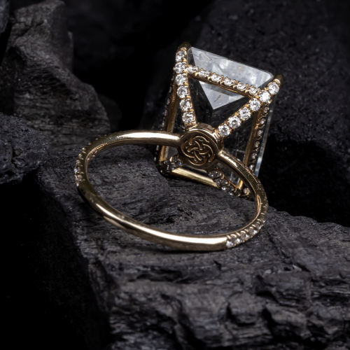 Anillo de topacio transparente